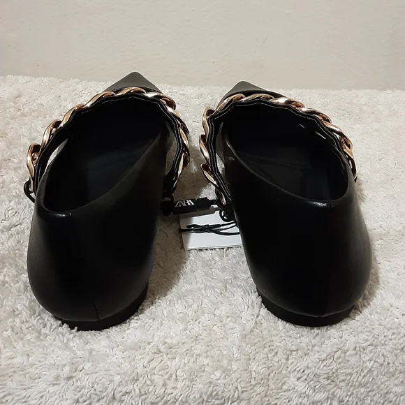 LEATHER BALLET FLATS WITH CHAINLow-heeled leather ballet flats with chain. - Picture 5 of 8